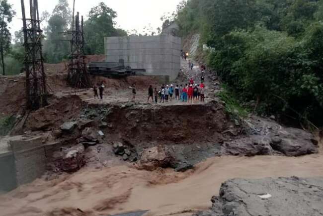 Banjir Bandang Putus Jalan Akses Menuju Waduk Tiga Dihaji