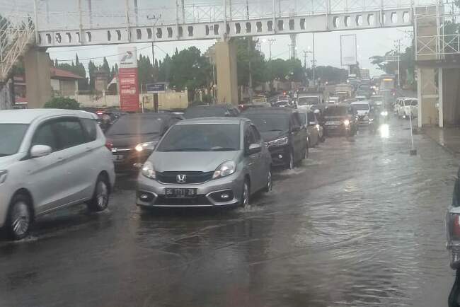 Hujan Terus Menerus Ruas Jalan Di Palembang Terjadi Banjir