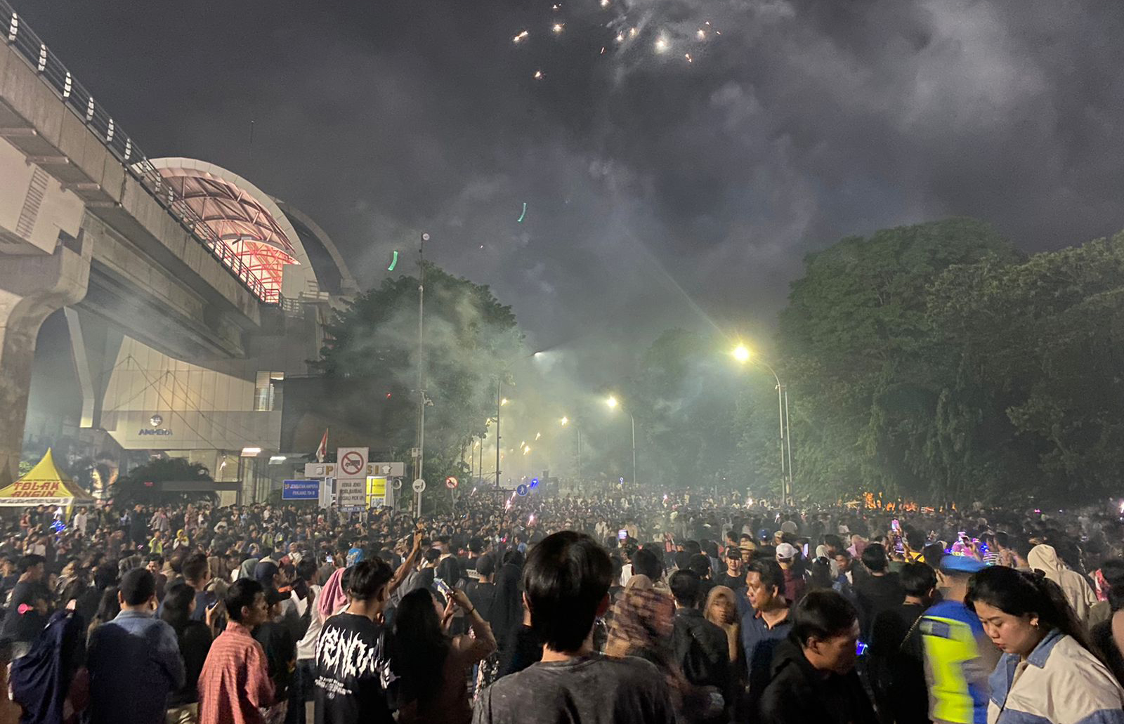 Momen Malam Tahun Baru 2024, Ratusan Warga Luar palembang Padati Bundaran Air Mancur, Ada Apa?