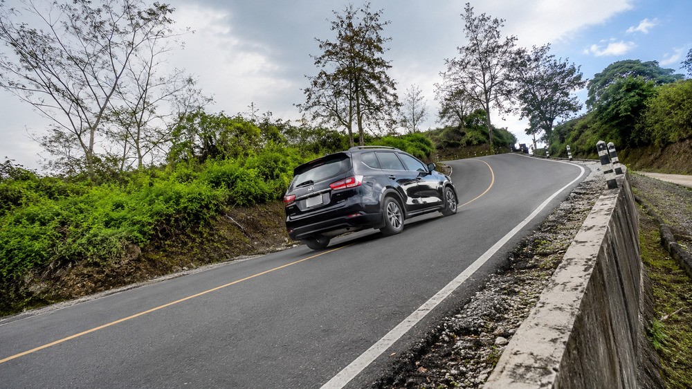 Tips Bikin Mobil Terasa Lebih Enteng saat Melewati Tanjakan Curam