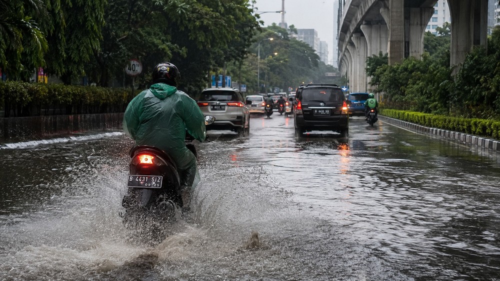 Jangan Asal Pilih Lajur, Ini Cara Aman Lewati Jalan Tergenang