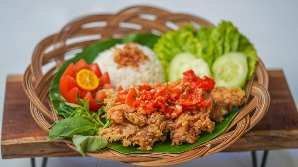 Resep Ayam Geprek Pedas Nampol, Buat dengan Bahan Sederhana, Dijamin Ngabisin Nasi!  