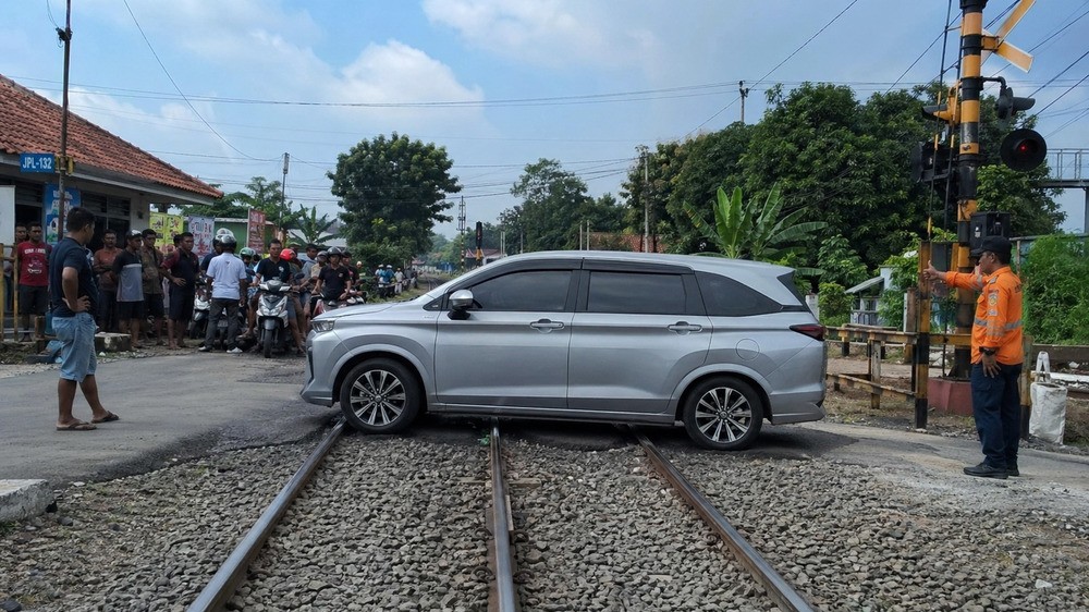 Mobil Nyangkut di Rel Kereta? Ini Faktor Utama yang Sering Terjadi