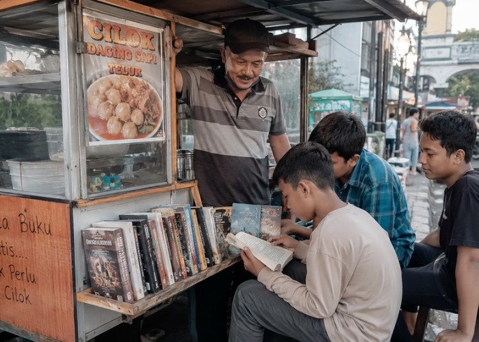 Tak Ada Harga Buku, Tak Ada Paksaan Beli: Cara Unik Raja Sinaga Sebarkan Literasi