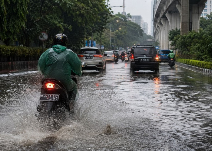 Jangan Asal Pilih Lajur, Ini Cara Aman Lewati Jalan Tergenang
