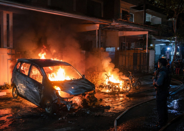 Nekat! Perempuan Bakar Mobil dan Dua Motor di Perumahan Elite Palembang, Berakhir Ditangkap Polisi