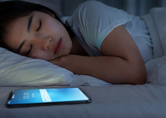 Sering Tidur Bersama HP? Ketahui Dampaknya bagi Kesehatan dan Kualitas Istirahat