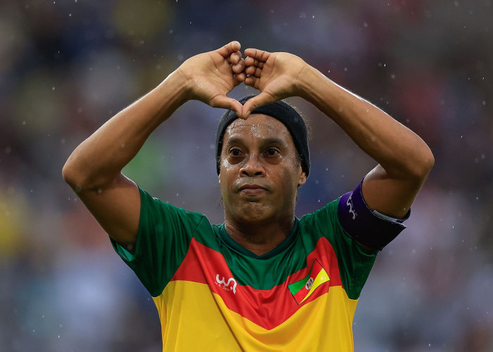 Shopee Gandeng Ronaldinho! Selebrasi Samba Sang Legenda Bikin Netizen Heboh