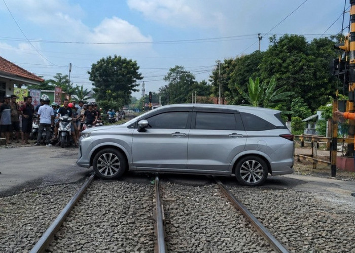 Mobil Nyangkut di Rel Kereta? Ini Faktor Utama yang Sering Terjadi