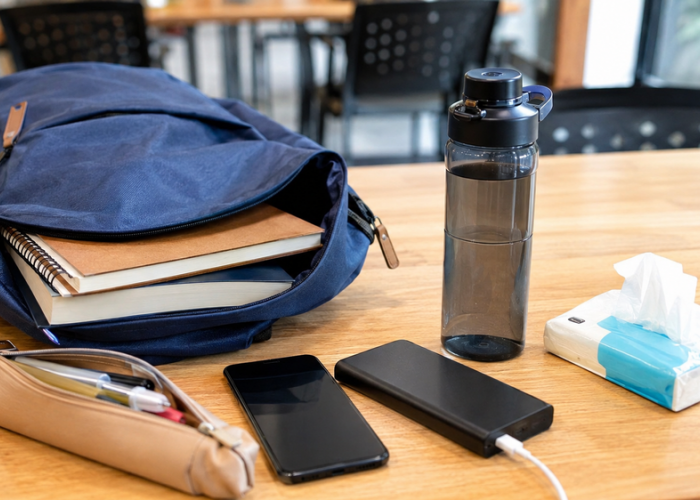 Kuliah Seharian Lebih Siap dengan 4 Barang Wajib di Dalam Tas