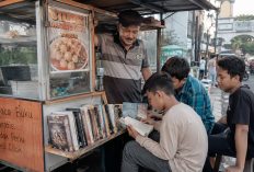 Tak Ada Harga Buku, Tak Ada Paksaan Beli: Cara Unik Raja Sinaga Sebarkan Literasi