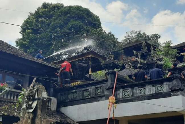 Diduga Kena Percikan Api Dalam Prosesi Ngaben, Piasan Terbakar