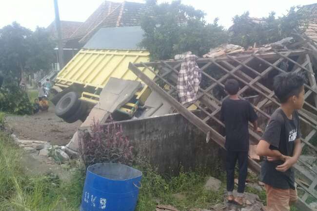 Truk Tabrak Satu Keluarga Saat di Dalam Rumah, Bayi 6 Bulan Selamat