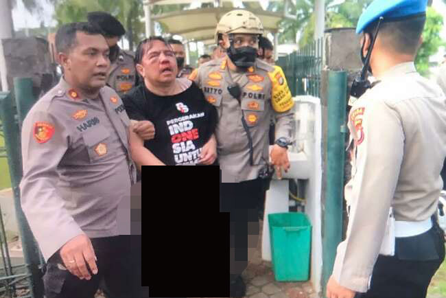 Ade Armando Dikeroyok Sampai Bonyok, Emak-mak Bilang: Sukurin Lo Pede Banget Pake Dateng Sih