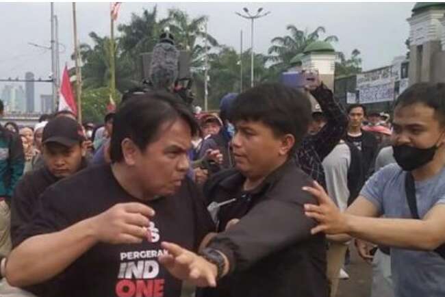 Sebelum Bonyok, Ade Armando Sempat Ribut dengan 2 Emak-emak