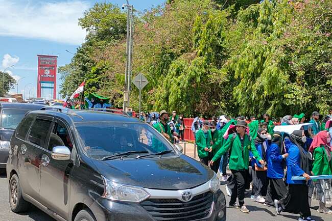 Ribuan Mahasiswa Melintas Jembatan Ampera Menuju Gedung Wakil Rakyat