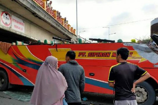 Penumpang Histeris, Atap Bus Terkoyak Hantam Flyover di Padang Panjang