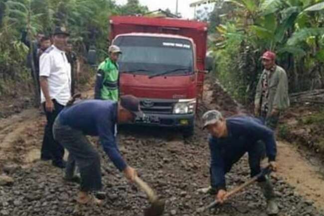 Uangnya Patungan, Warga Tiga Desa Mandiri Perbaiki Jalan