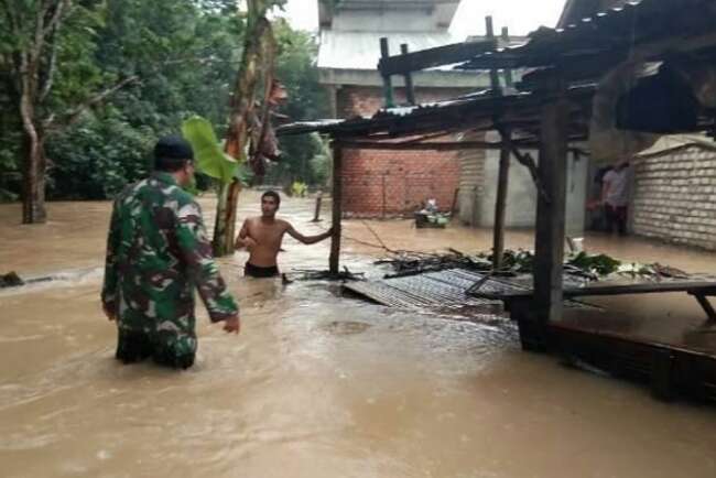 Sungai Meluap, Rumah Warga Desa Sirah Pulau Terendam