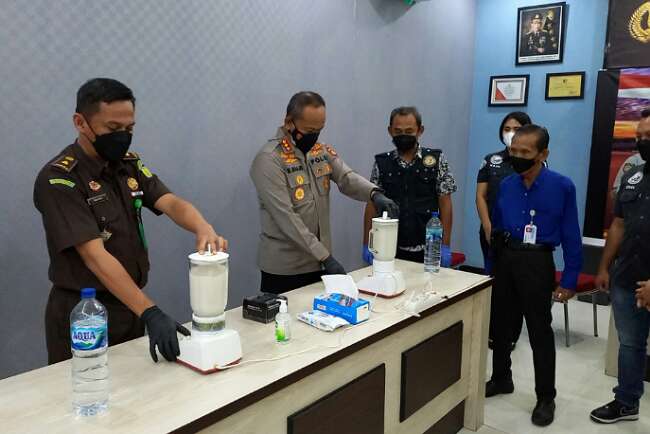 Polisi Musnahkan BB 1,8 Kg Ungkapan Kasus Narkoba di Palembang