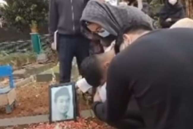 Ziarah ke Makam Bibi Andriansyah dan Vanessa Angel, Tangis Fadly Pecah