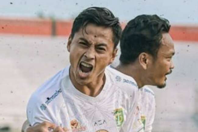 Tiga Gol Samsul Arif Bawa Persebaya Menang