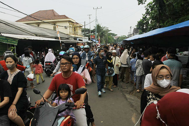 Jelang Minggu Ketiga Ramadan, Pasar Bedug Palembang Ramai Pengunjung