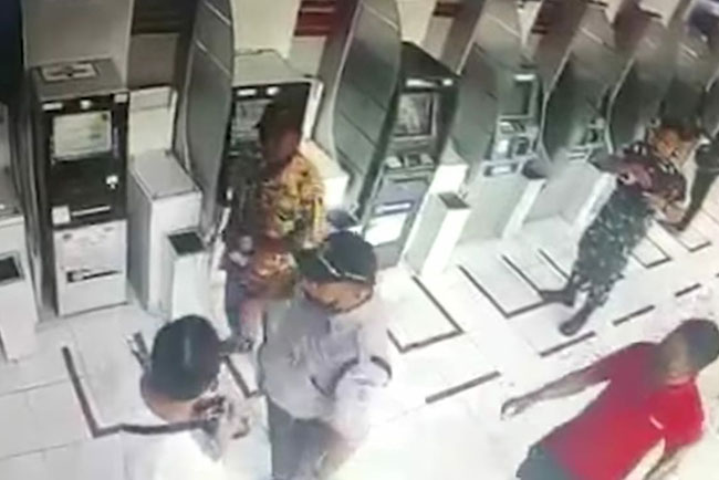 Satpam Bank Gagalkan Aksi Pelaku Penipuan di ATM Terekam CCTV