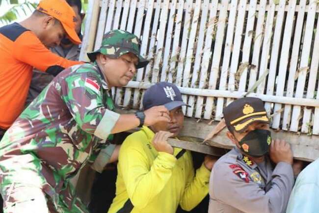 Anggota TNI-Polri Gotong Rumah Korban Banjir Sumbawa