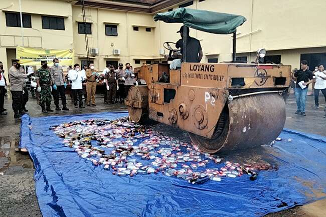 Polres Empat Lawang Musnahkan Ribuan Botol Miras