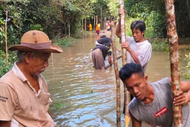 Warga Desa Talang Batu Gotong Royong Bangun Jembatan Darurat