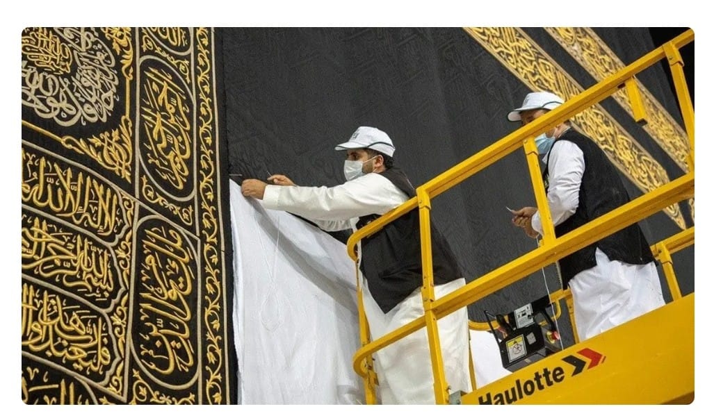 Jelang Idul Adha, Kiswah Ka’bah Diganti