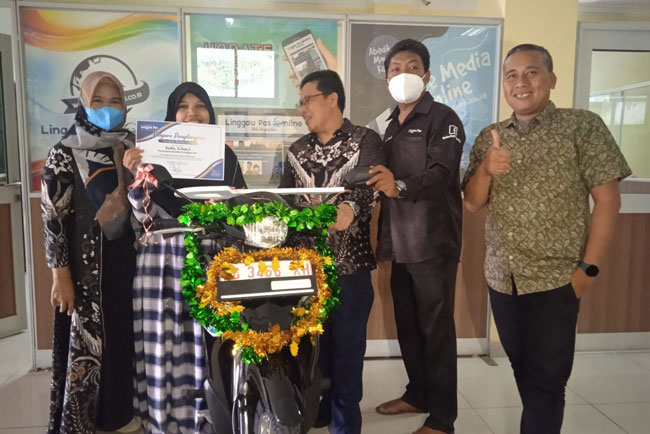 Meriah Ultah Linggau Pos, Karyawan Terima Sepeda Motor