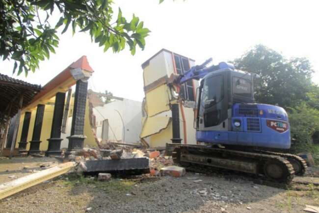 Bercerai, Rumah Gono-gini Rata dengan Tanah