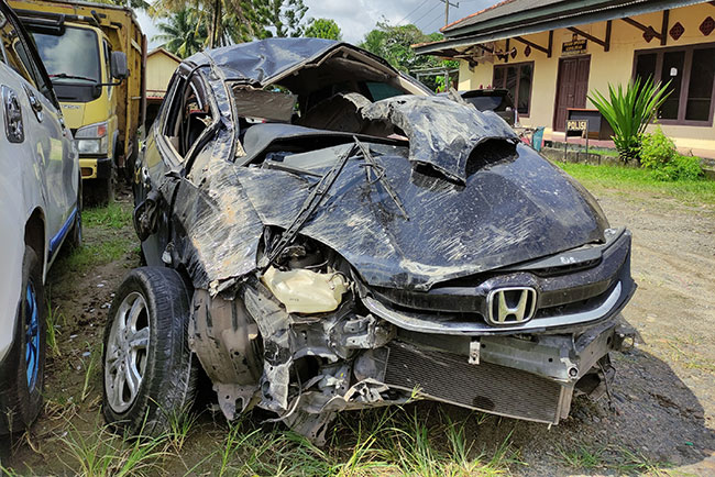 Mobil Calon Dokter Ringsek, Hindari Lubang dan Tabrak Pembatas Jalan