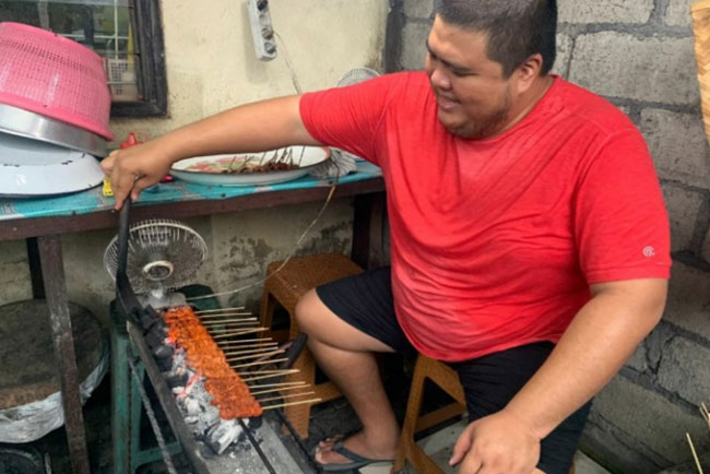 Pelancong Sepi, Guide Turis Ini Minta Resep Ibu Jualan Sate Babi