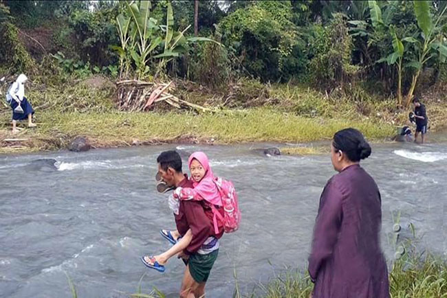 Jembatan Hancur, Siswa Terpaksa Digendong ke Sekolah