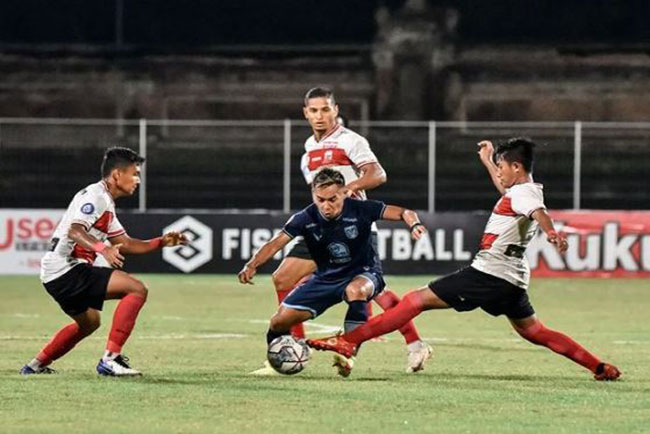 Tinggal 13 Pemain, Persela Tahan Imbang Madura United