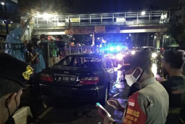 Camry Kencang Hantam Separator Busway, Dua Orang Tewas Terbakar