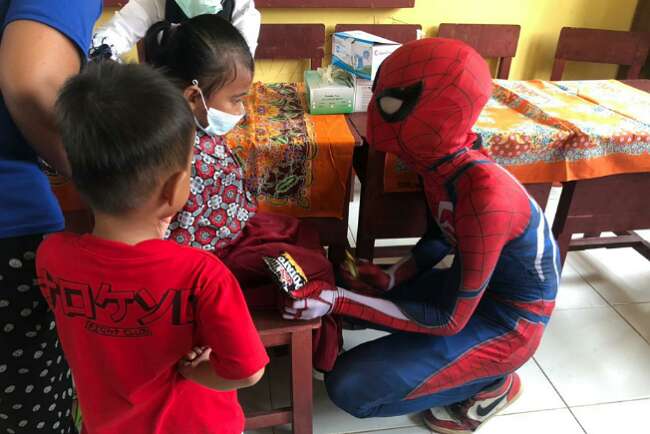 Nakes Jadi Superhero, Bujuk Anak Mau Divaksin