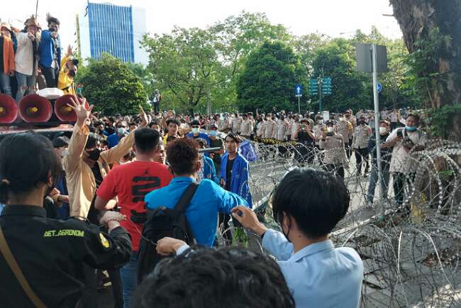 Mahasiswa Berusaha Terobos Barikade Kawat Berduri, Namun…