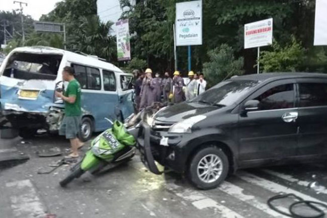 Lima Tewas, Truk Kontainer Terjang 6 Mobil dan Belasan Sepeda Motor