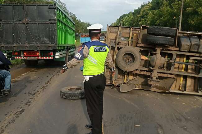 Truk Tabrak Warga Minta Sumbangan di Jalan