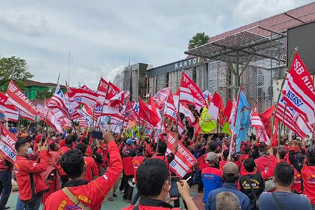 Massa Buruh Sumsel Geruduk Kantor Gubernur Sumsel, Ini Tuntutannya…