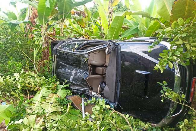 Pecah Ban, Mobil Kepala Inspektorat OKUT Mental ke Kebun Pisang