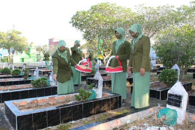 Jelang HUT ke-76, Ibu Persit Ziarah ke Makam Pahlawan