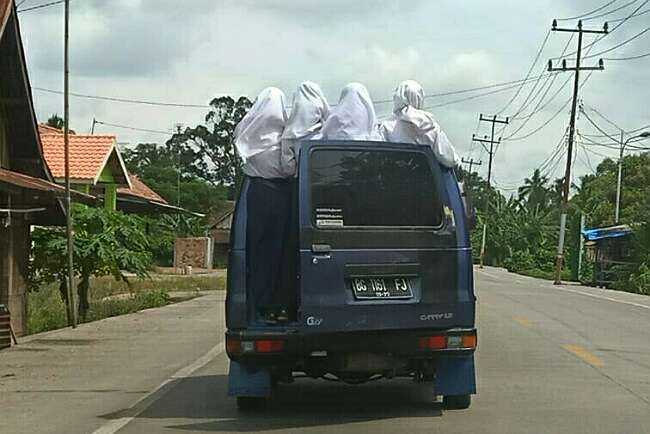 Membahayakan,  Siswa Bergelantungan di Pintu Mobil