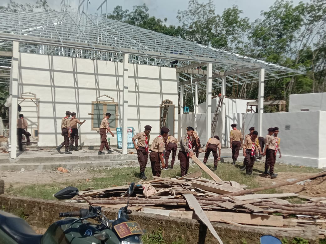 Anggota Pramuka Saka Wira Kartika Bantu Satgas TMMD Kodim 0402/OKI Rehab Masjid