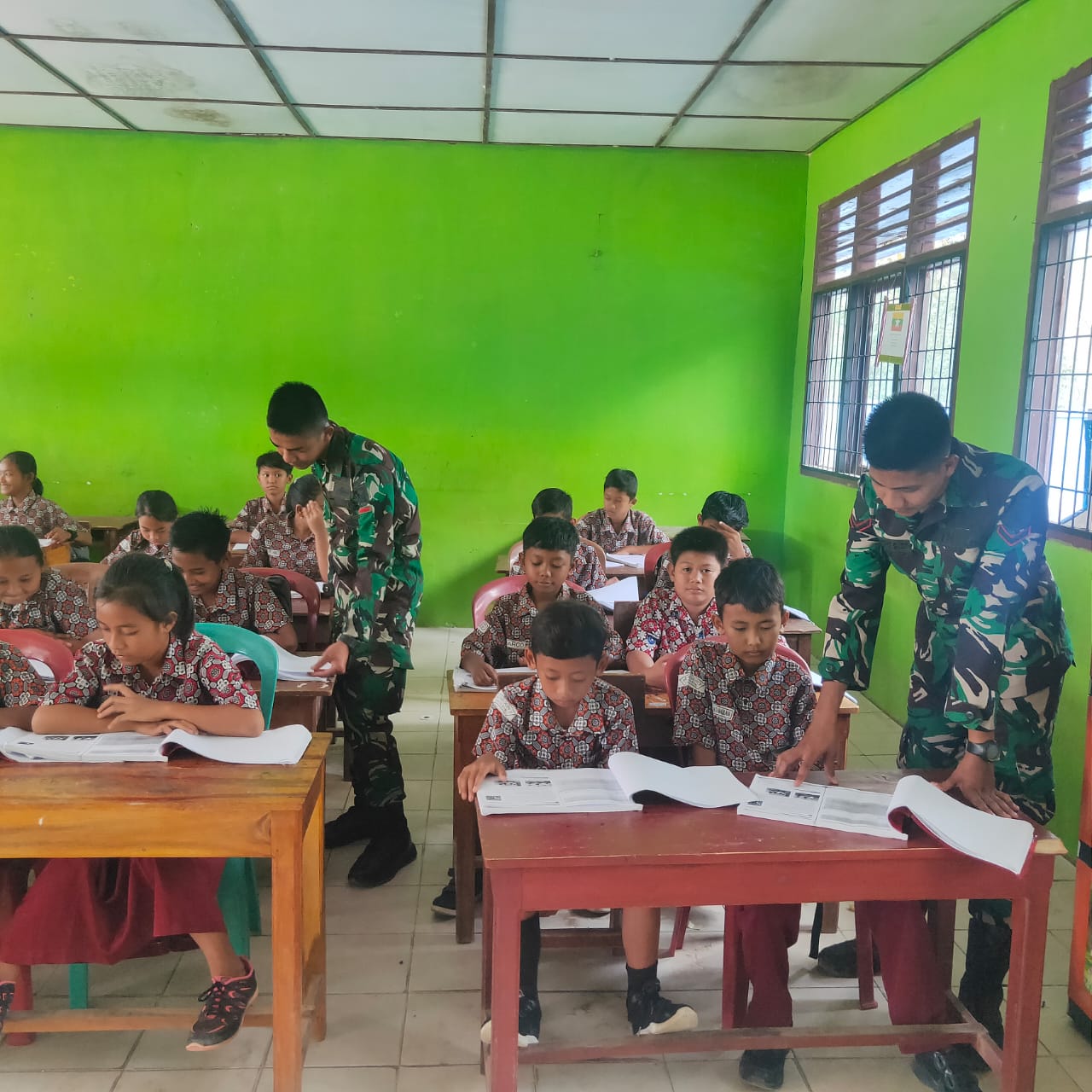 Cerdaskan Anak Bangsa Desa Cahya Bumi, Prajurit TNI TMMD Kodim OKI Mengajar