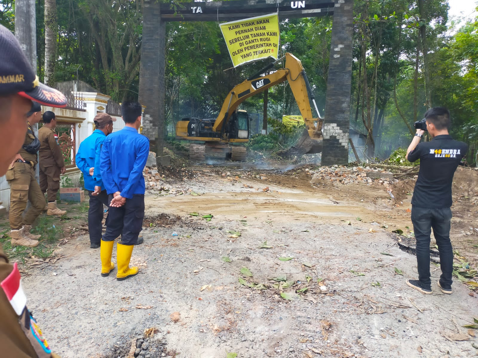 Blokir Jalan Dibuka, Warga Leluasa Lintasi Hutan Kota